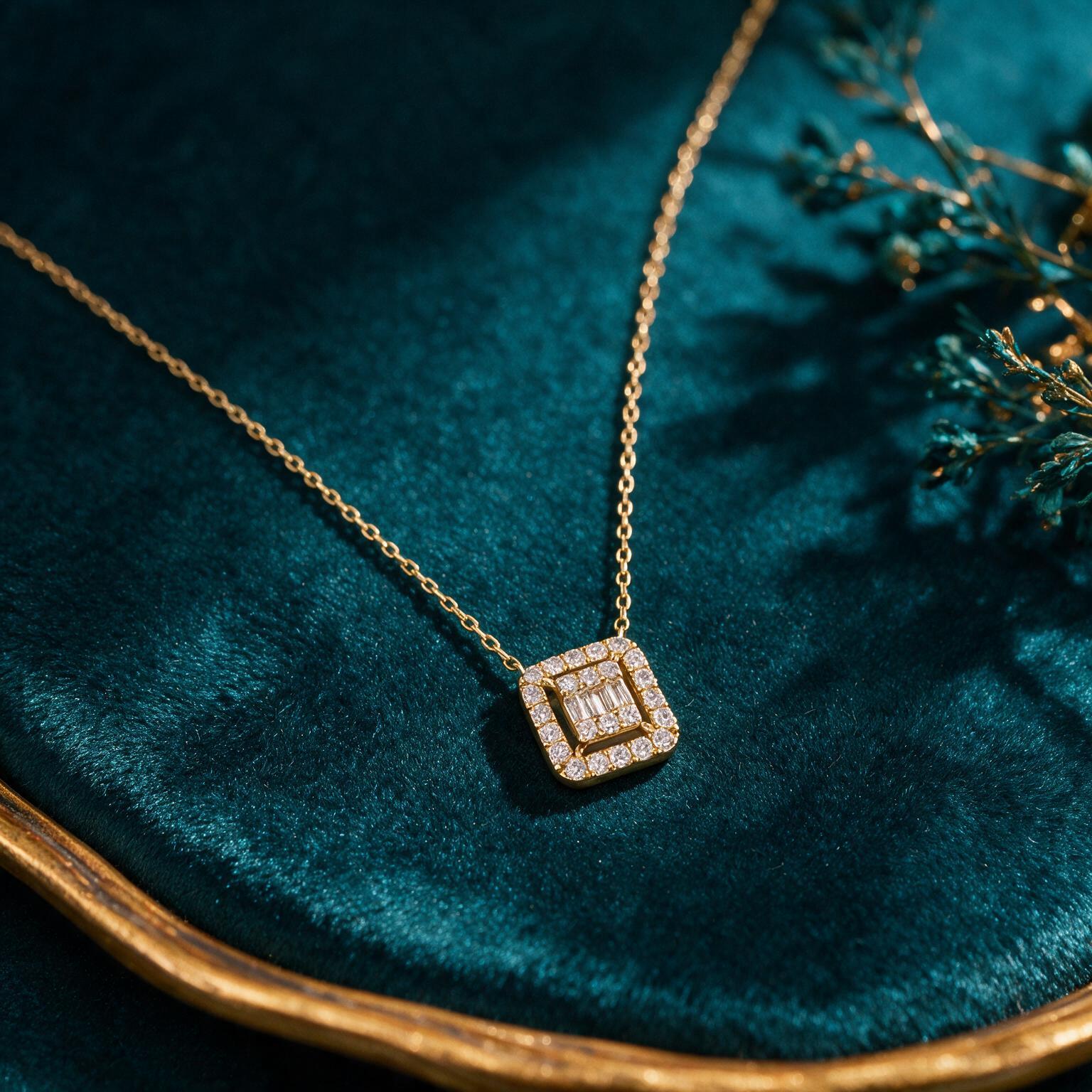 0.42CT NATURAL-GROWN EMERALD PENDANT G-H/SI (WITH CHAIN) - Image 3